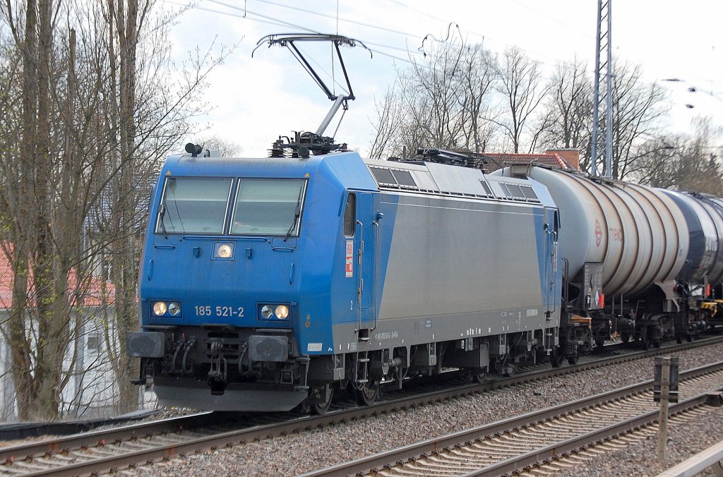 HGK 185 521-2 (91 80 6185 521-2 D-HGK) mit einem Kesselwagenzug Richtung Bernau, 04.04.11 Berlin-Karow.
