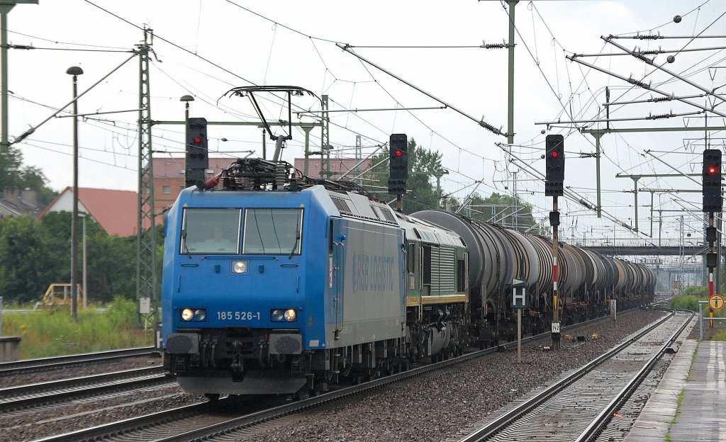 HGK 185 526-1 (91 80 6185 526-1 D-HGK) hat Ascendos Mietlok DE676 (92 80 1266 004-1 D-HGK) und Kesselwagenzug am Haken, 18.07.12 Bhf. Flughafen Berlin-Sch�nefeld.