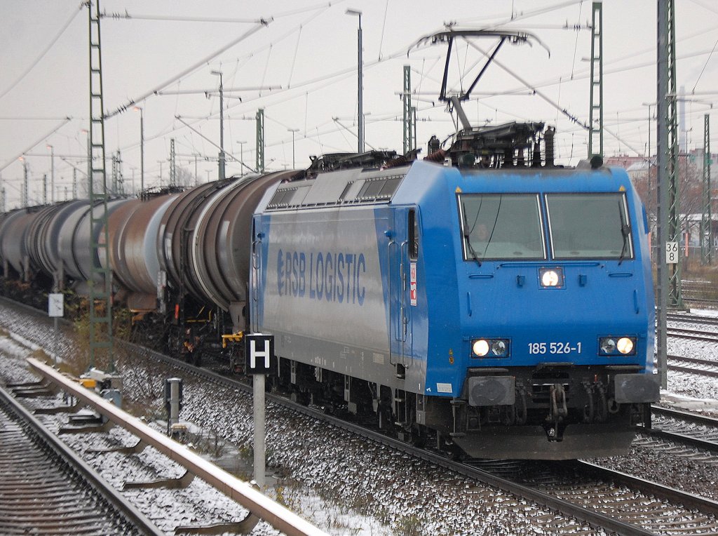 HGK 185 526-1 mit Kesselwagenganzzug Richtung Berlin-Spandau, 26.11.10 Berlin-Beusselsr.