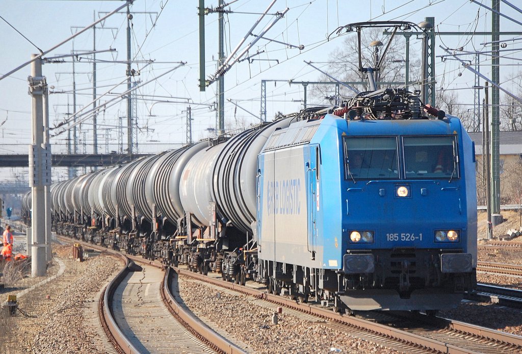 HGK 185 526-1 mit Kesselwagenzug, 08.03.11 Bhf, Flughafen Berlin-Sch�nefeld.