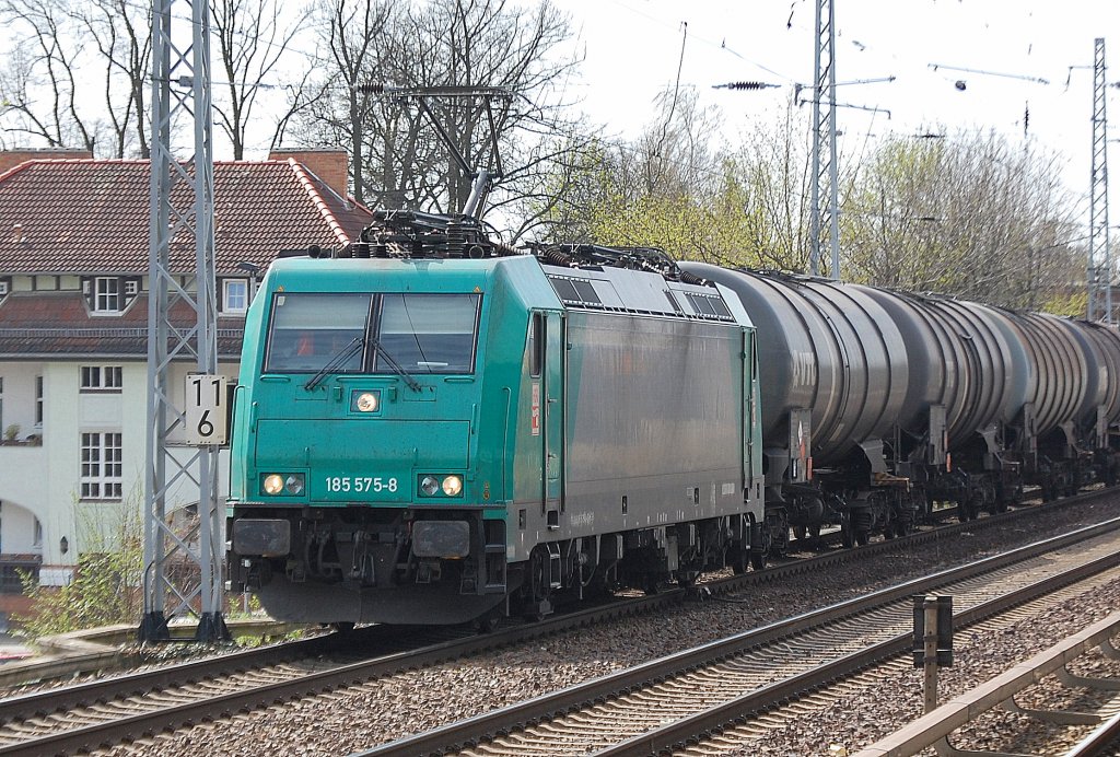 HGK 185 575-8 mit Kesselwagenzug Richtung Bernau, 07.04.11 Berlin-Karow.