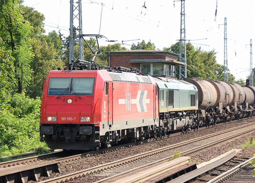 HGK 185 585-7 (91 80 6185 585-7 D-HGK) + Ascendos Leasinglok der HGK DE? mit Heizoelkesselwagenzug Richtung am 03.08.11 Berlin-Karow.