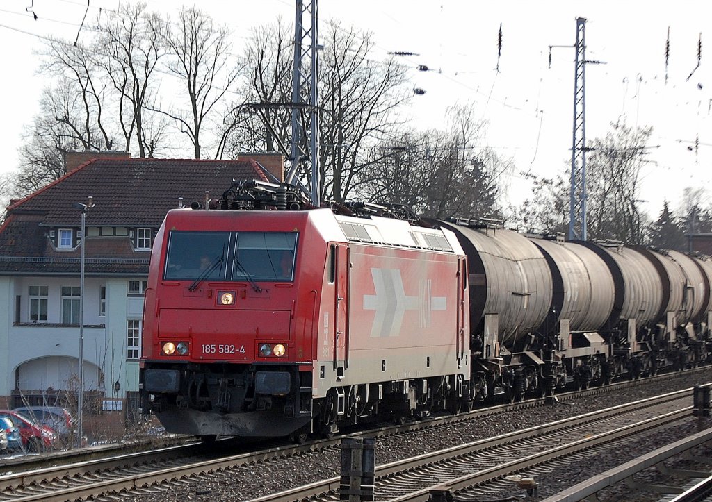 HGK 2051/185 582-4 (91 80 6185 582-4 D-HGK) mit einem Kesselwagenzug mit lt. Gefahrstofftafeln 90/3082 umwelgef�hrdenden fl�ssigen Stoffen Richtung Bernau, 09.03.12 Berlin-Karow.