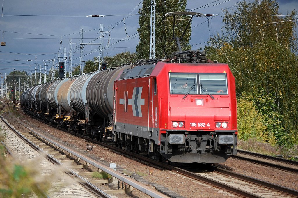 HGK 2051/185 582-4 mit Kesselwagenzug am 08.10.12 Berlin-Karow.