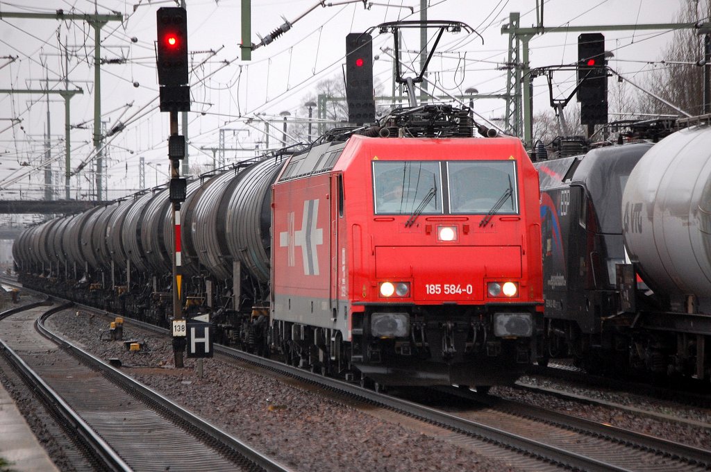 HGK 2052/185 584-0 (91 80 6185 584-0 D-HGK) mit Ganzzug Heizoelkesselwagen, 08.11.10 Bhf. Berlin-Sch�nefeld Flughafen.