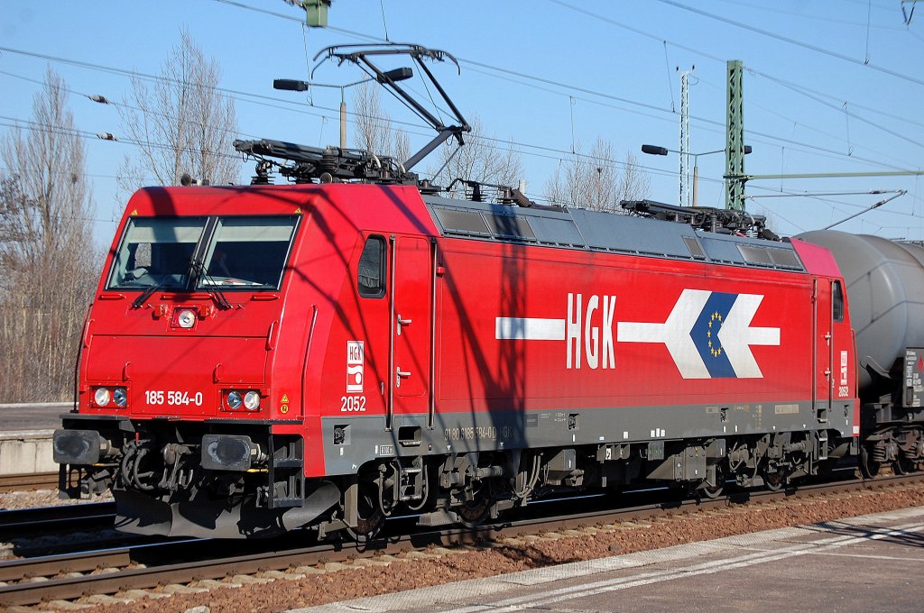 HGK 2052/185 584-0 (91 80 6185584-0 D-HGK) f�hrt nach Personalwechsel im Bhf. Flughafen Berlin-Sch�nefeld mit Kesselwagenzug an, 08.03.11