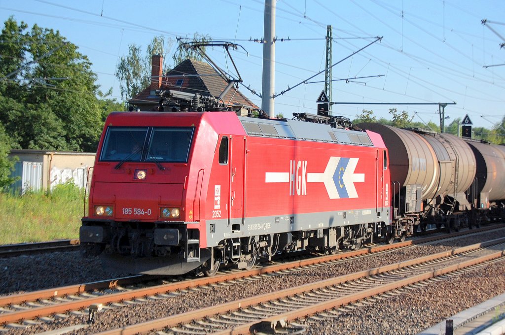 HGK 2052/185 584-0 (91 80 6185 584-0 D-HGK) mit Kesselwagenzug Richtung Bernau, 24.07.12 Berlin-Blankenburg. 