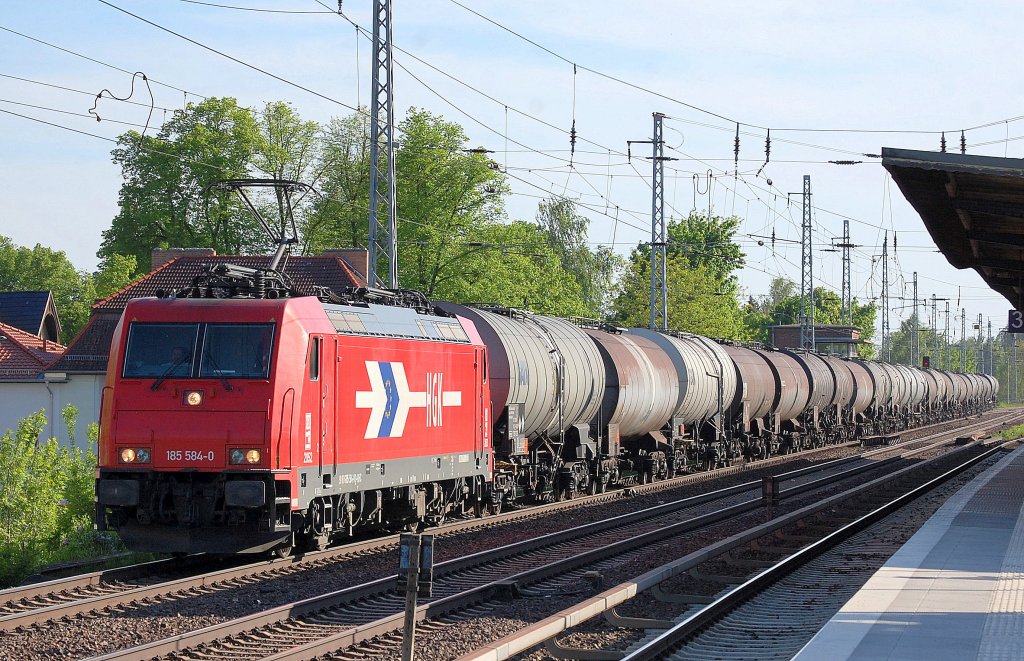 HGK 2052/185 584-0 mit Heizoelkesselwagenzug Richtung Bernau, 15.05.13 Berlin-Karow. Eigenartigerweise ist die INR neu mit (91 80 6185 584-0 D-RHC)?