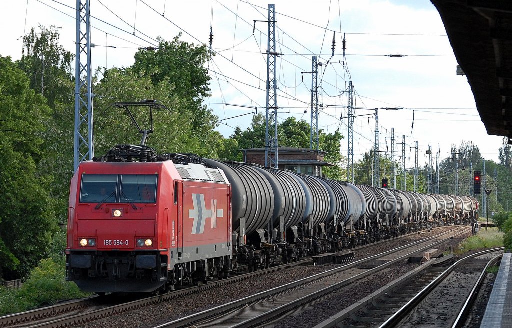 HGK 2052/185 584-0 mit Kesselwagenzug bRichtung Bernau, 04.06.13 Berlin-Karow.