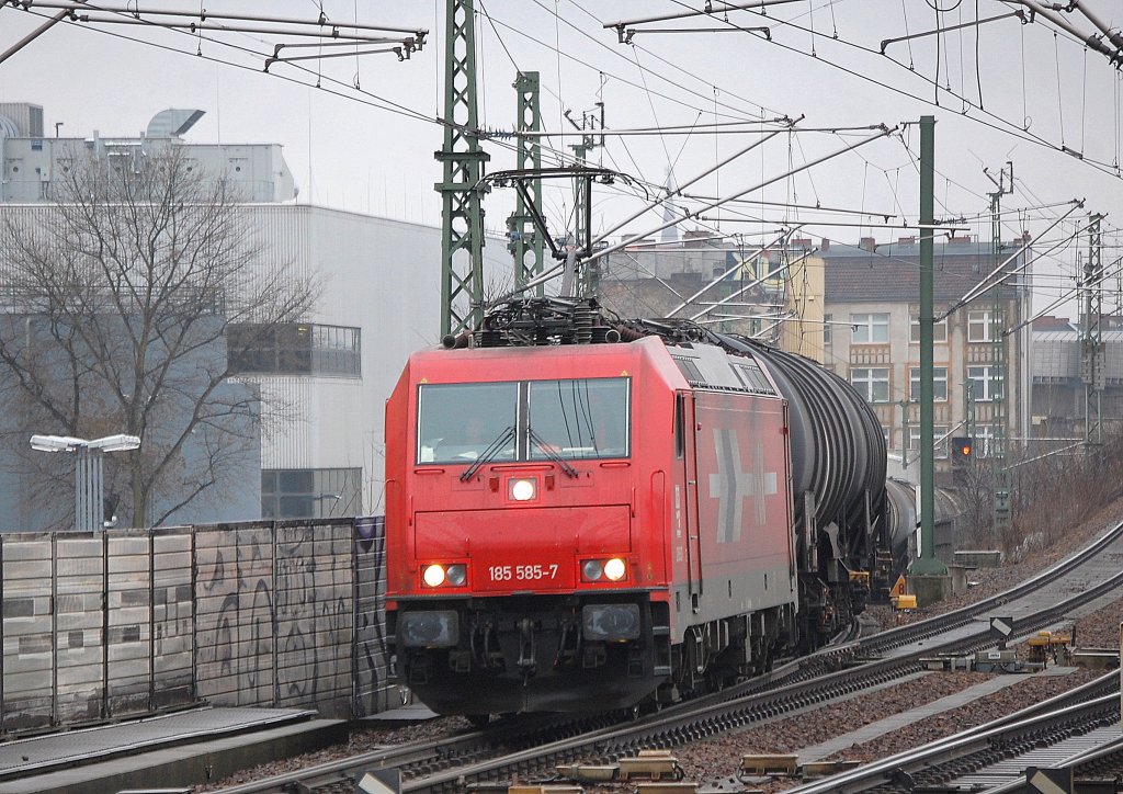 HGK 2053/185 585-7 (91 80 6185 585-7 D-HGK) mit Kesselwagenganzzug (Dieselkraftstoffbef�llung) Richtung Berlin-Gesundbrunnen, 13.01.11 Berlin-Wedding.