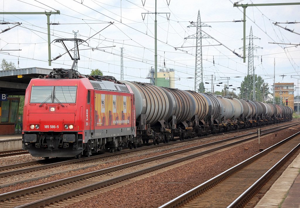 HGK 2054/18 586-5 (91 80 6185 586-5 D-HGK) mit Kesselwagenzug, 12.08.11 Bhf. Flughafen Berlin-Sch�nefeld.