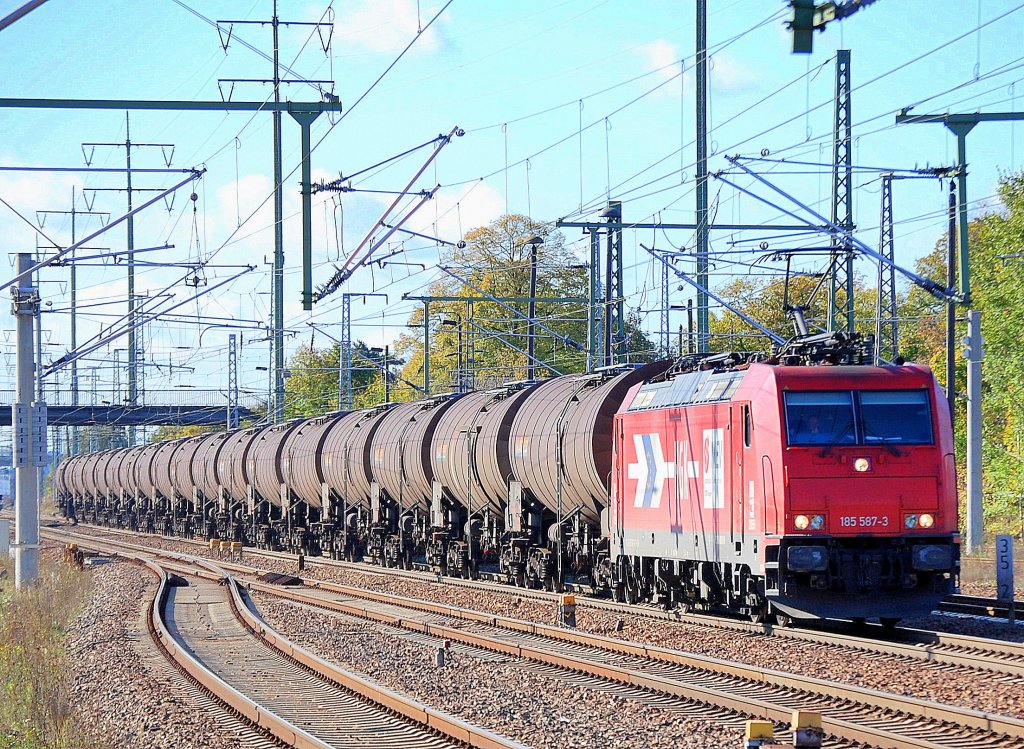 HGK 2055/185 587-3 (91 80 6185 587-3 D-HGK) mit Kesselwagenzug am 13.10.11 Bhf. Flughafen Berlin-Sch�nefeld.