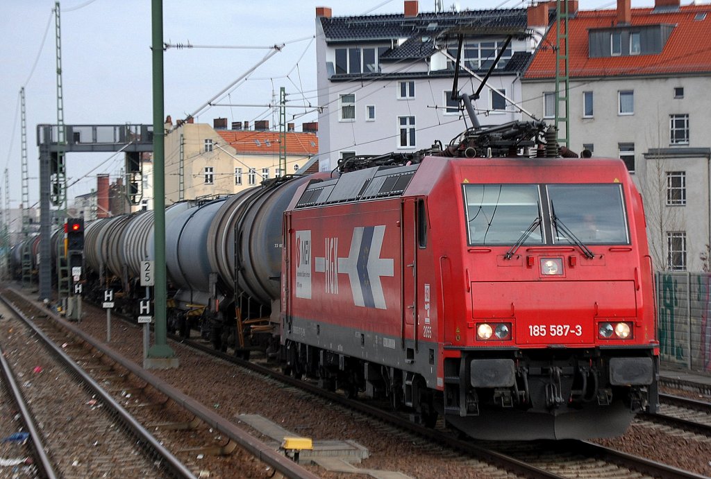 HGK 2055/185 587-3 (91 80 6185 587-3 D-HGK) mit Kesselwagenzug Richtung Spandau, 22.02.12 Berlin-Wedding.