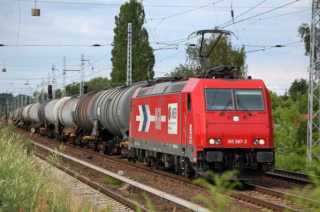 HGK 2055/185 587-3 (91 80 6185 587-3 D-HGK) mit Kesselwagenzug am 11.07.12 Berlin-Karow.