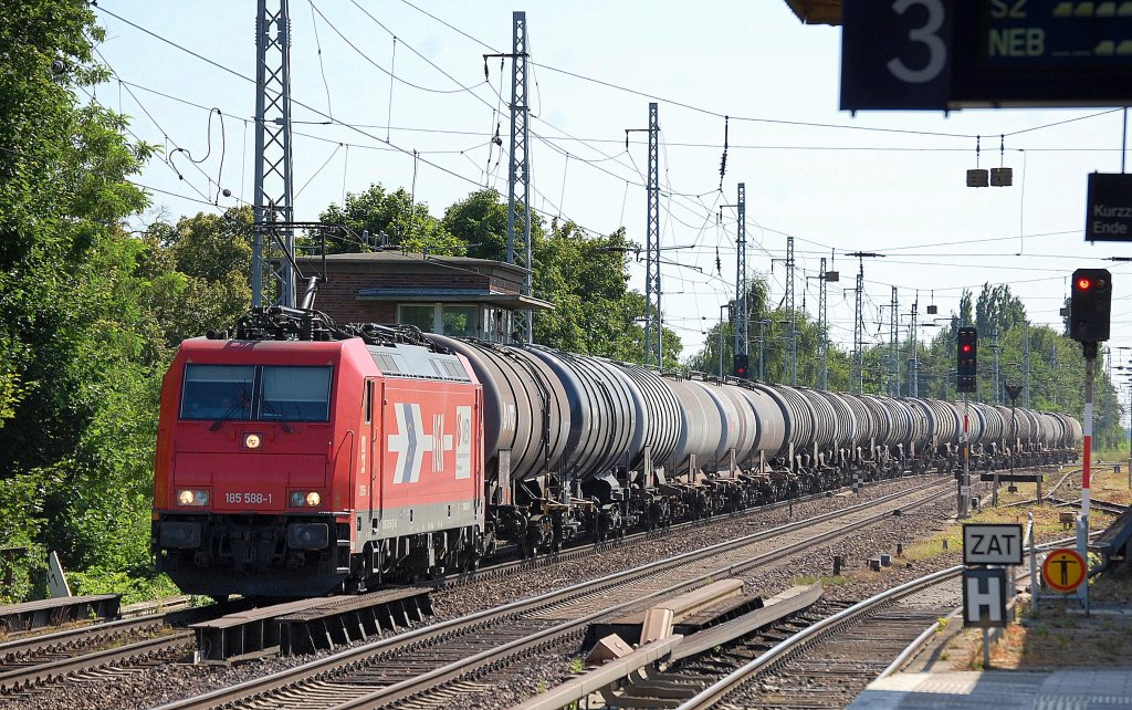 HGK 2056/185 588-1 mit Kesselwagenzug Richtung Bernau am 23.07.13 Berlin Karow.