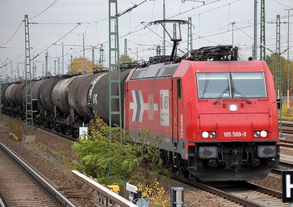 HGK 2057/185 589-9 (91 80 6185 589-9 D-HGK) mit einem Zug Heizoelkesselwagen Richtung Berlin-Spandau, 28.10.10 Berlin-Beusselstr.