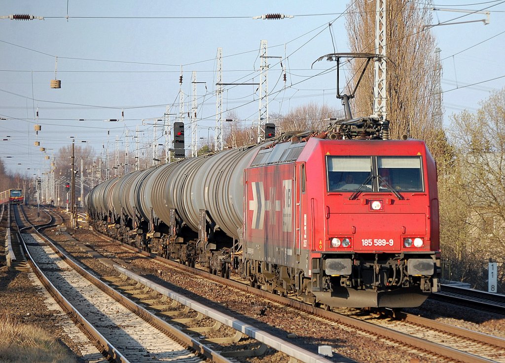 HGK 2057/185 589-9 (91 80 6185 589-9 D-HGK) mit Kesselwagenzug, 29.03.11 Berlin-Karow.