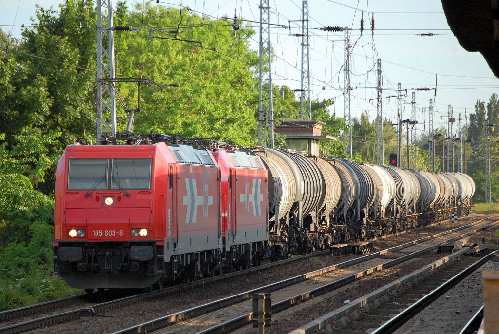 HGK 2061 185 603-8 (91 80 6185 603-8 D-HGK, Bj. 2008) hat HGK 2065 185 630-1 (91 80 6185 630-1 D-HGK, Bj. 2008) + Leerzug Kesselwagen am Haken Richtung Schwedt �ber Bernau, 11.06.10 Berlin Karow. 