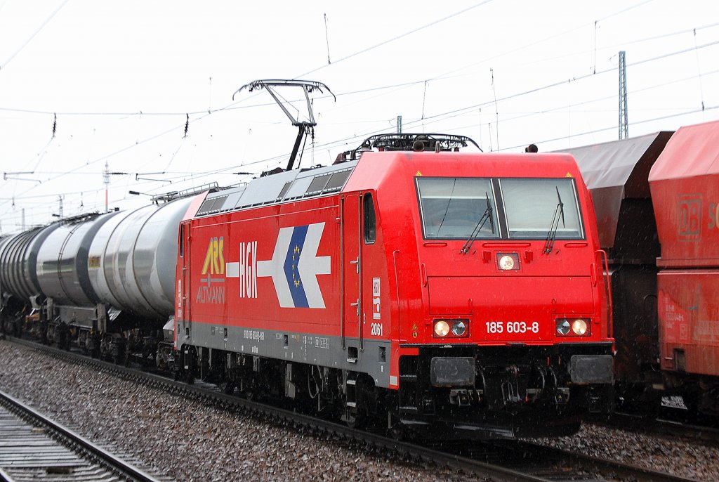 HGK 2061/185 603-8 (91 80 6185 603-8 D-HGK) mit Kesselwagenzug am 18.07.12 Bhf. Flughafen Berlin-Sch�nefeld.