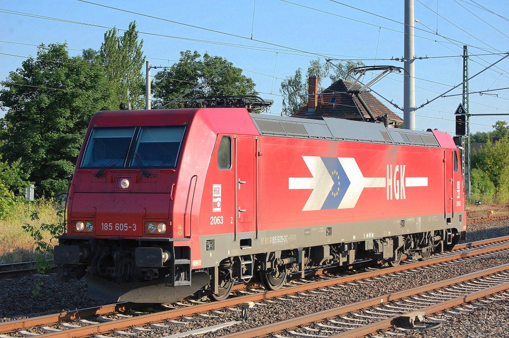 HGK 2063 / 185 605-3 (91 80 6185 605-3 D-HGK) auf Leerfahrt Richtung Karower Kreuz Berlin, 28.06.10 Berlin-Blankenburg.