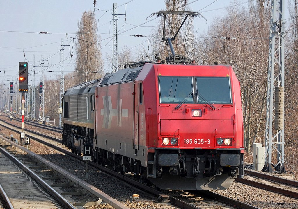 HGK 2063/185 605-3 (91 80 6185 605-3 D-HGK) hat die firmneigene DE 64 am Haken, 30.03.11 Berlin-Karow.
