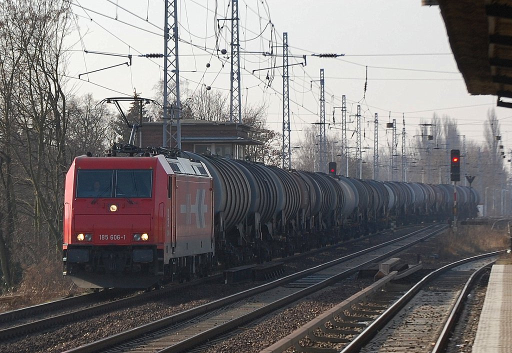 HGK 2064/185 606-1 (91 80 6185 606-1 D-HGK) mit Kesselwagenzug am 22.02.12 Berlin Karow Richtung Bernau.
