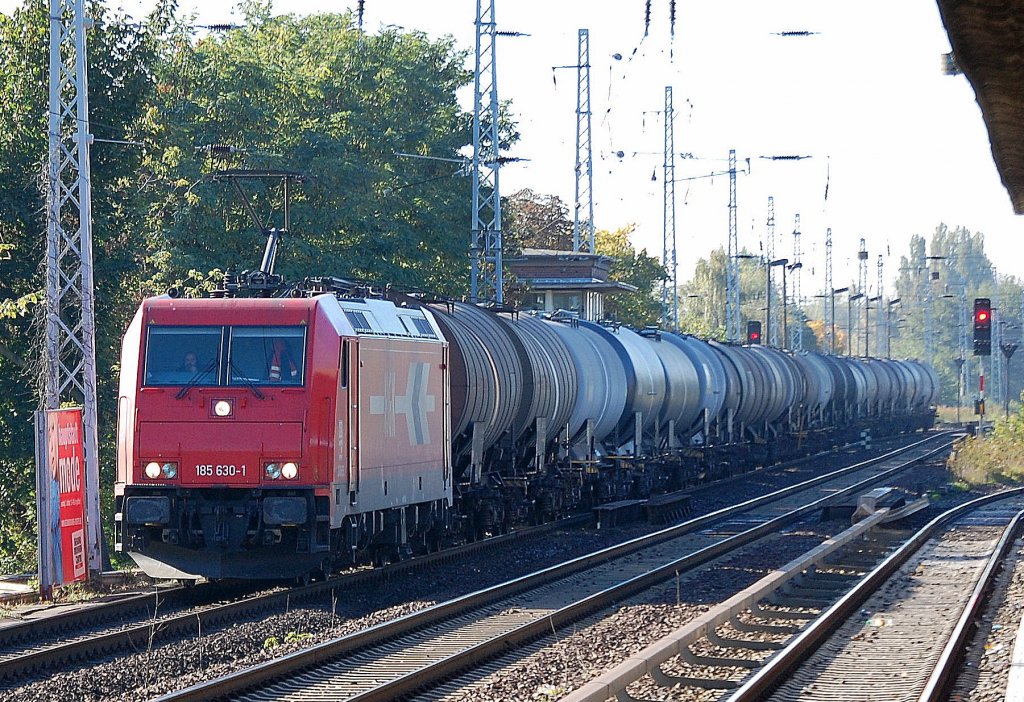 HGK 2065/185 630-1 (91 80 6185 630-1 D-HGK) mit einem Leerzug Kesselwagen Richtung Schwedt �ber Bernau, 13.10.10 Berlin-Karow.
