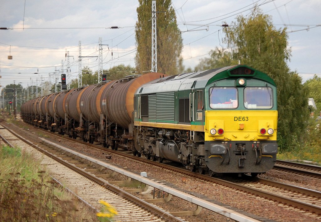 HGK Ascendos Leasinglok DE63 (92 80 1266 063-7 D-HGK) mit Kesselwagenzug, 15.09.11 Berlin-Karow.