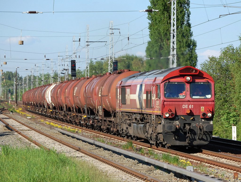 HGK DE 61 (92 80 1266 061-1 D-HGK, GM-EMD Bj.1998/99) im Juli 2008 mit Kesselwagenzug Richtung Karower Kreuz Berlin.  