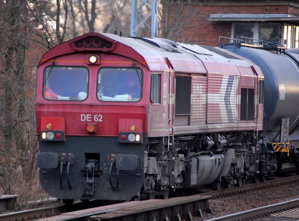 HGK DE 62 (92 80 1266 062-9 D-HGK, GM-EMD Bj.1998/99) mit Leerzug Kesselwagen Richtung Schwedt �ber Bernau, Winter 2008 Berlin-Karow.