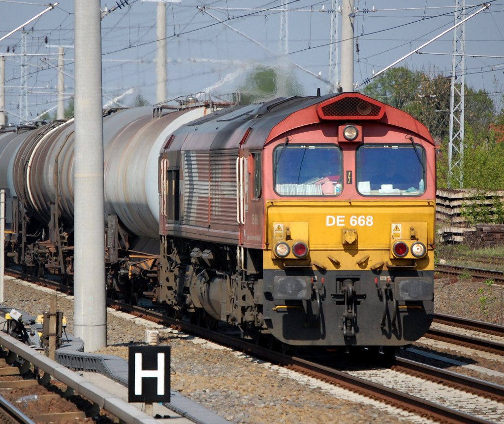 HGK DE 668 (92 80 1266 068-6 D-HGK, GM-EMD Bj.2003) mit Kesselwagenzug Richtung Berliner Innenstadt, 24.04.09 Berlin-Blankenburg.
