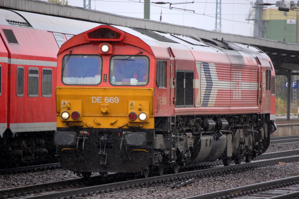 HGK DE 669 (92 80 1266 069-4 D-HGK, GM-EMD Bj.2003) am 05.10.08 bei der Durchfahrt im Bhf. Flughafen Berlin-Sch�nefeld.