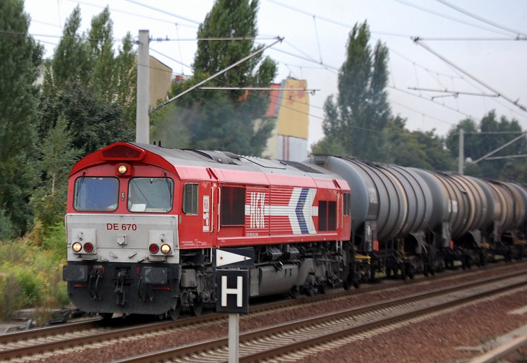 HGK DE 670 (266 070-2) am 21.09.12 mit Kesselwagenzug Berlin-Pankow.