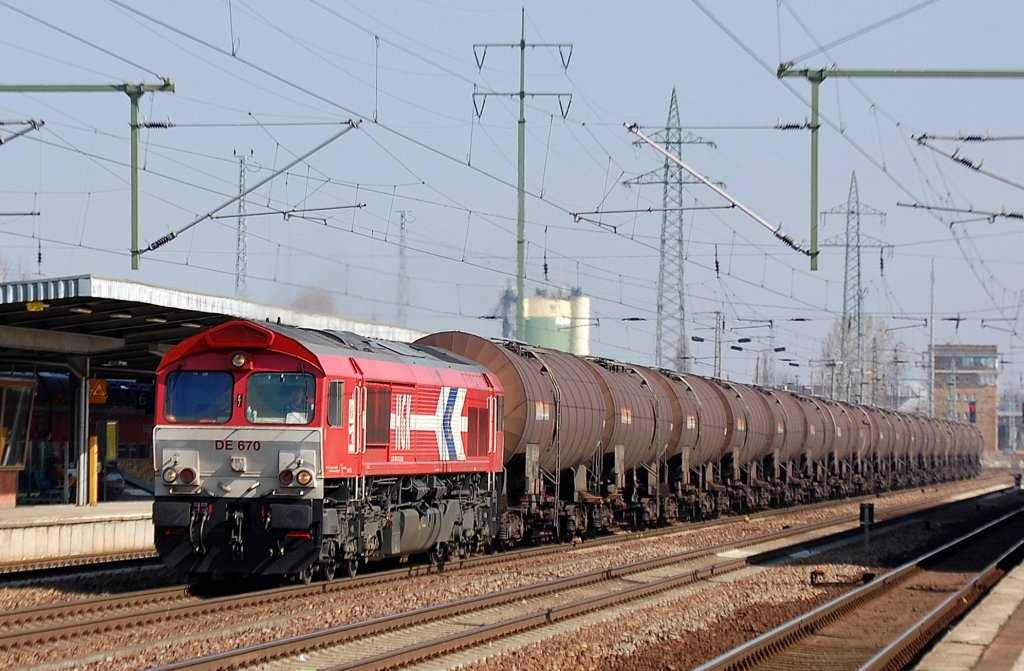 HGK DE 670 (92 80 1266 070-2 D-HGK) mit Kesselwagenzug am 28.03.12 Bhf. Flughafen Berlin-Sch�nfeld. 