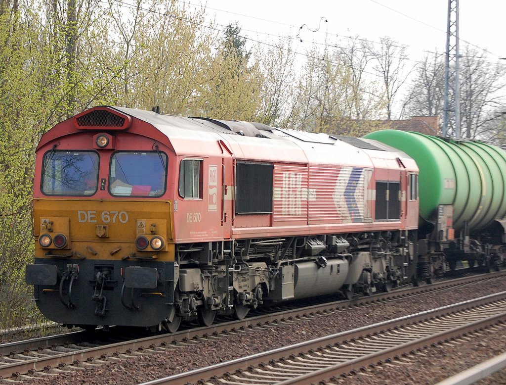 HGK DE 670 (92 80 1266 070-2 D-HGK, GM-EMD Bj.2003) mit Kesselwagenganzzug Richtung Berlin Wedding, 08.04.09 Berlin-Jungfernheide.
