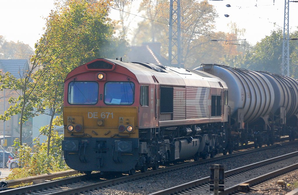 HGK DE 671 (92 80 1266 071-0 D-HGK) mit Kesslwagenzug Richtung Bernau, 12.10.10 Berlin-Karow.