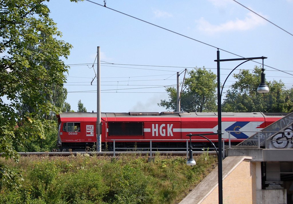 HGK DE669 (92 80 1266 069-4 D-HGK) mit Kesselwagenzug bei der �berfahrt Br�cke Berliner Str. in Berlin-Pankow am 27.07.12