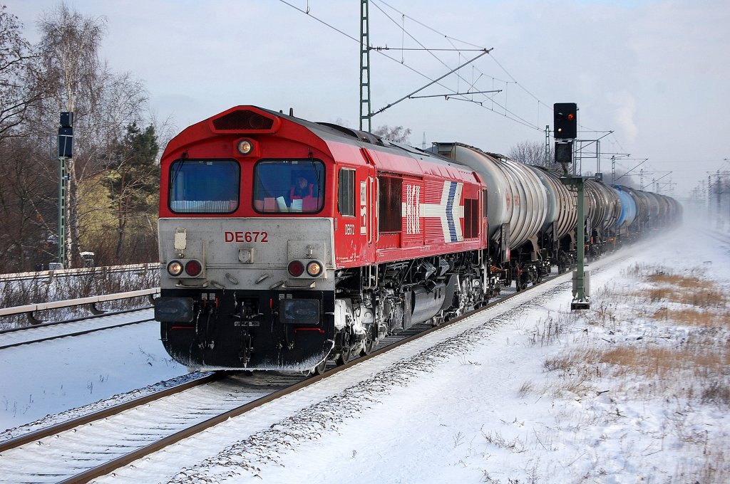 HGK DE672 (266 072-8) mit Kesselwagenzug bei der Durchfahrt im Bhf. Berlin-Jungfernheide Richtung Spandau, 12.12.12
