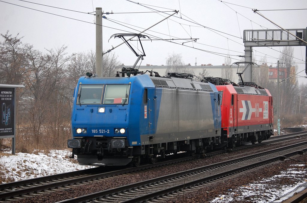 HGK Doppeltraktion mit ATC Mietlok 185 521-2 + 2056/185 588-1 am 25.02.13 Richtung Berlin-Blankenburg, 25.02.13 Berlin-Pankow.