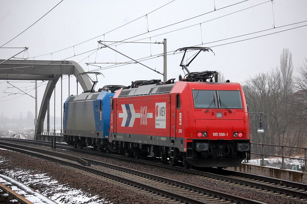 HGK Doppeltraktion mit CBRail Mietlok 2056/185 588-1 + 185 521-2 am 25.02.13 Berlin-Pankow.