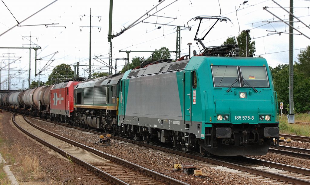 HGK f�hrt mit eigener Lokflotte + Kesselwagenzug Richtung Schwedt, 185 575-8 hat eine der angemieteten Ascendos Class 66 Loks und 2062/185 604-6 am Haken, 14.06.12 Bhf. Flughafen Berlin-Sch�nefeld.