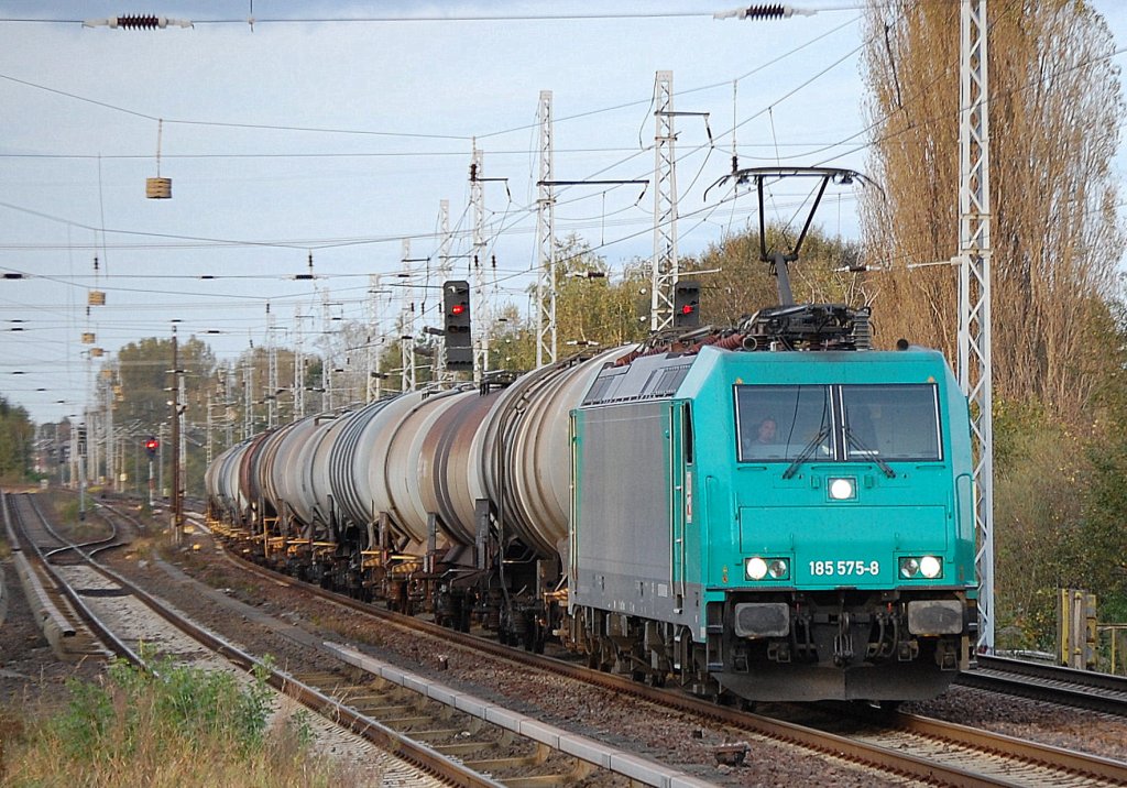 HGK Lok 185 575-8 mit Kesselwagenzug am 14.10.11 Berlin-Karow.