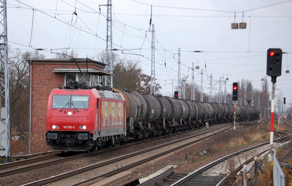 HGK Lok 185 586-5 (91 80 6185 586-5 D-HGK) mit Ganzzug Heizoelkesselwagen Richtung Bernau, 07.12.11 Berlin-Karow.