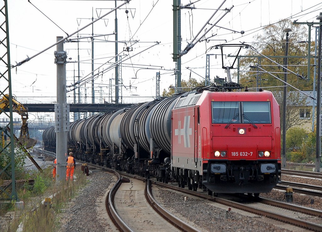 HGK Lok 185 632-7 (91 80 6185 632-7 D-HGK) mit Kesselwagenganzzug bei der Durchfahrt im Bhf. Berlin-Sch�nefeld Flughafen, 06.10.10