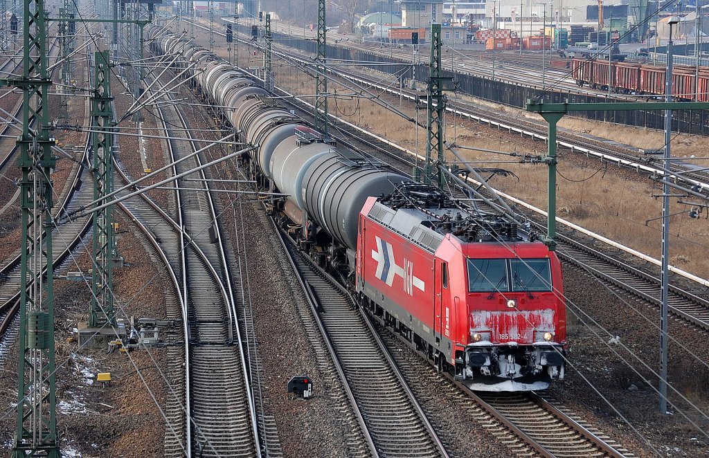 HGK Lok 2051/185 582-4 mit Kesselwagenzug Richtung Nordosten, 13.02.13 Berlin Putlitzbr�cke.