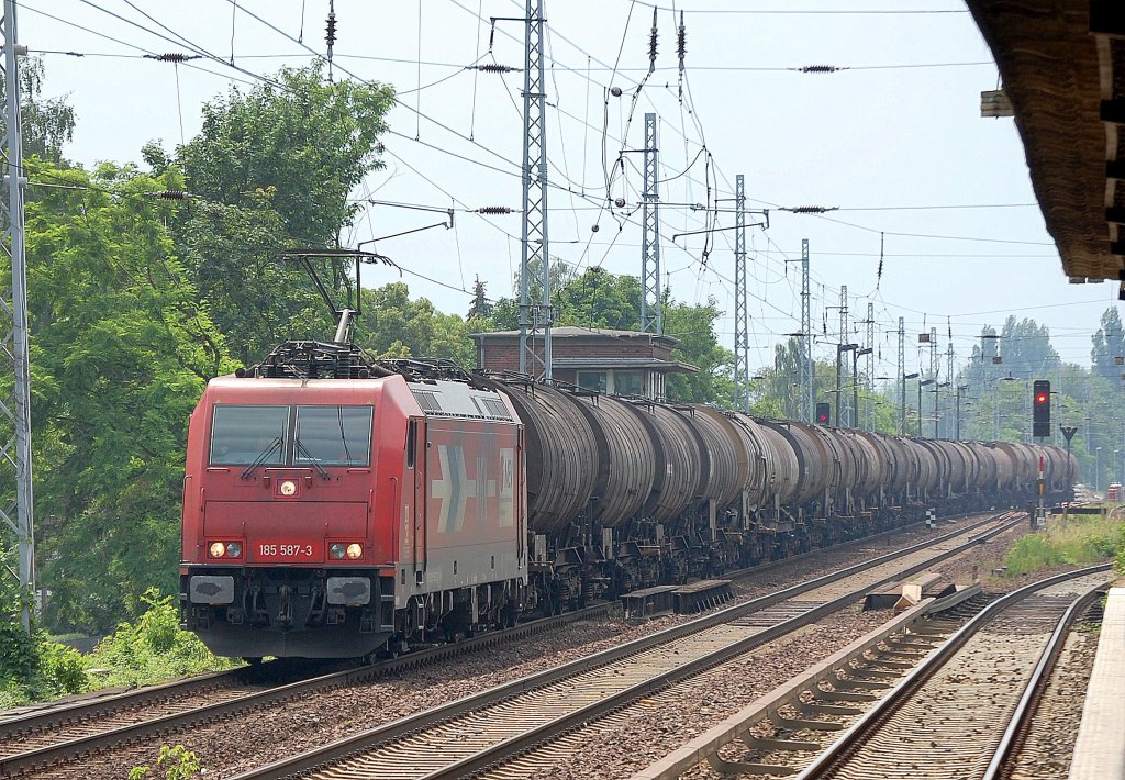 HGK Lok 2055/185 587-3 (91 80 6185 587-3 D-HGK) mit Ganzzug Heizoelkesselwagen, 08.06.11 Berlin-Karow. 