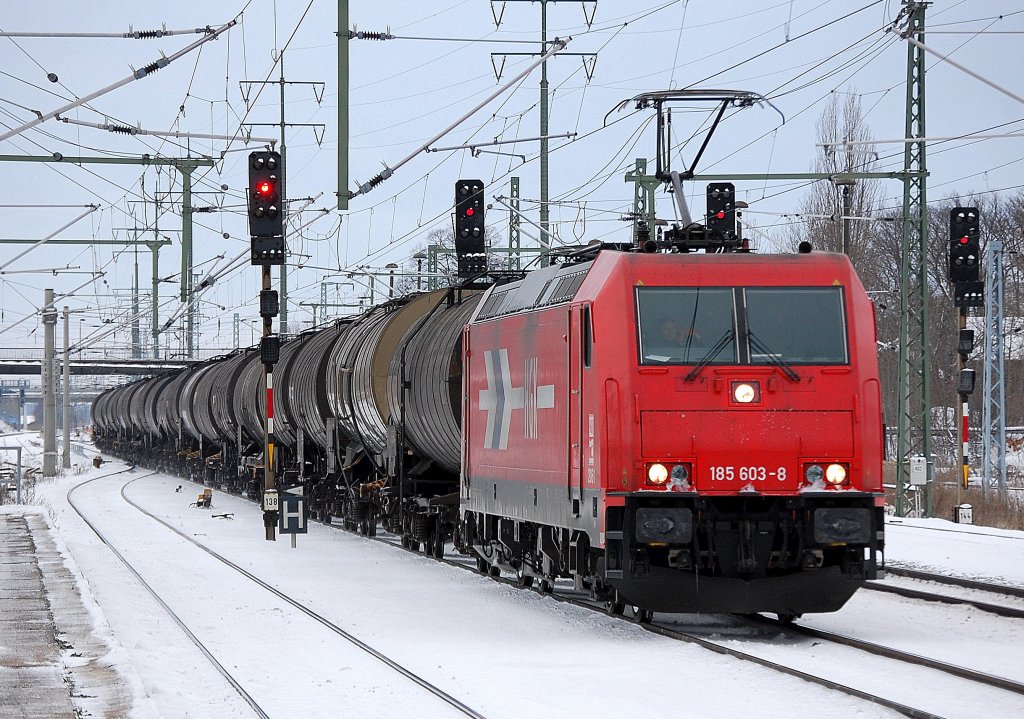 HGK-Lok 2061/185 603-8 (91 80 6185 603-8 D-HGK) mit einem Ganzzug Heizoelkesselwagen bei der Durchfahrt im Bhf. Flughafen Berlin-Sch�nefeld, 10.12.10