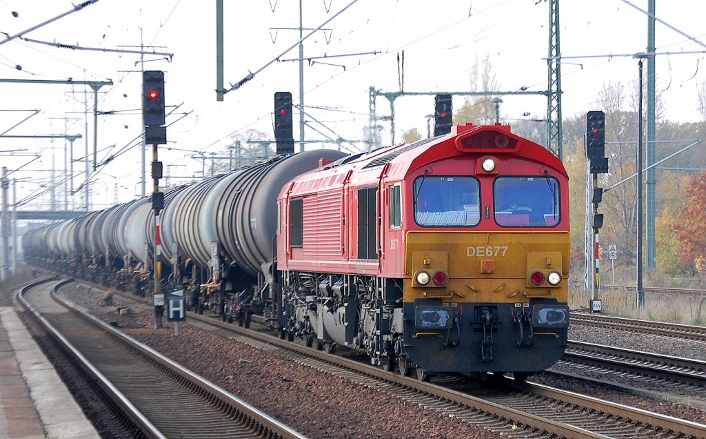HGK Lok DE677 (92 80 1266 107-2 D-HGK) mit Kesselwagenganzzug, 25.10.11 Durchfahrt im Bhf. Flugfhafen Berlin-Sch�nefeld. 