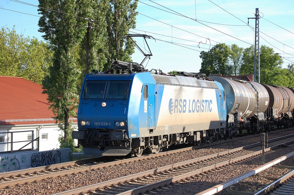 HGK Mietlok 185 526-1 mit Kesselwagenzug Richtung Bernau, 05.06.13 Berlin-Karow.