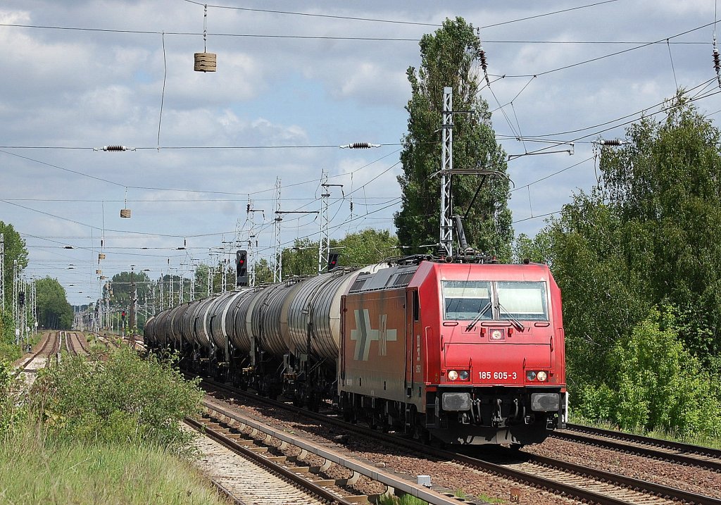 HGK mit 2053/185 605-3 mit Kesselwagenzug am 23.05.13 Berlin-Karow.